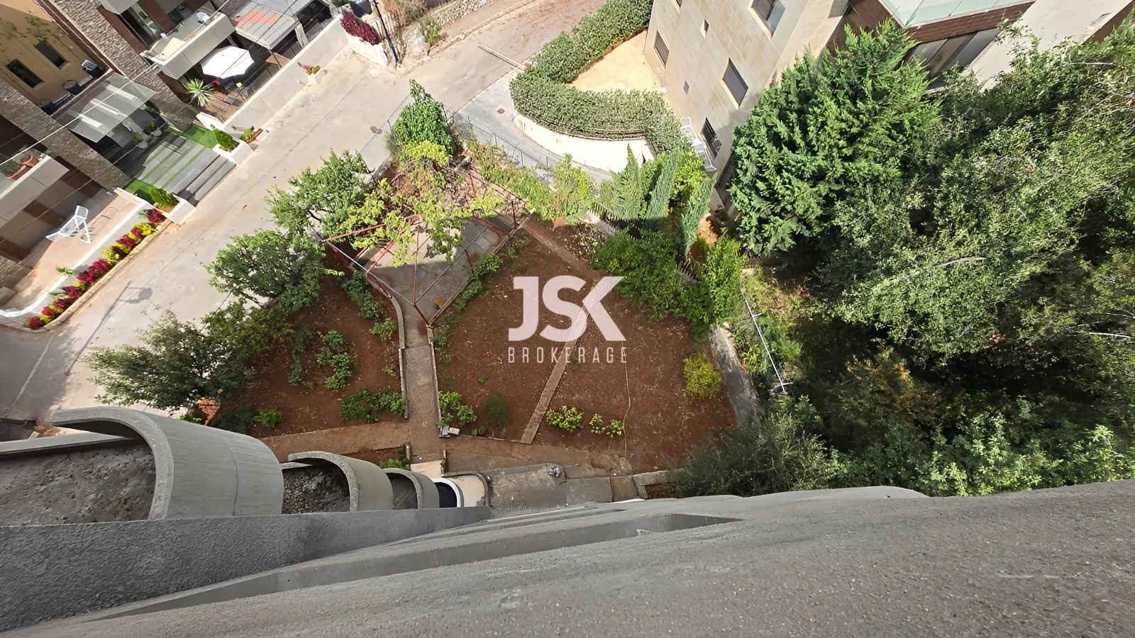 Building for Sale in Ballouneh