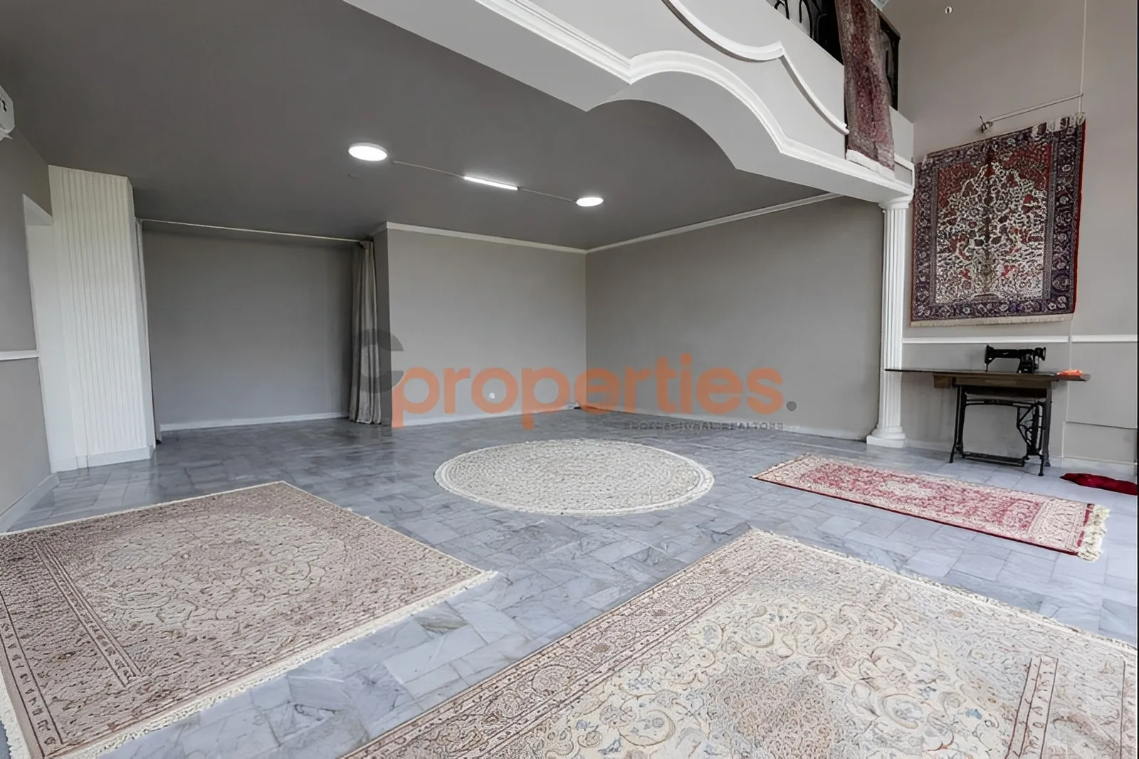 Shop for sale in Hazmieh