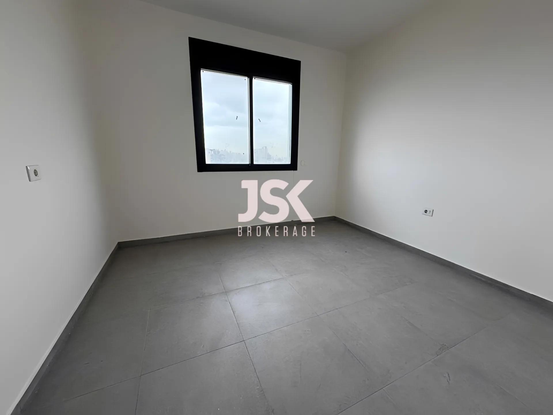 Apartment for Sale in Ain El Remmaneh - 3 bed, 3 bath