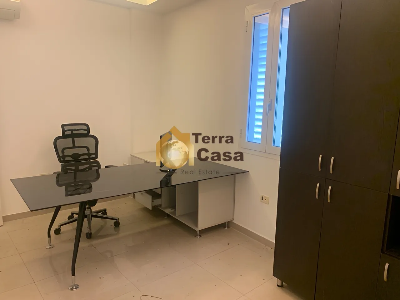 Office for rent in Monot