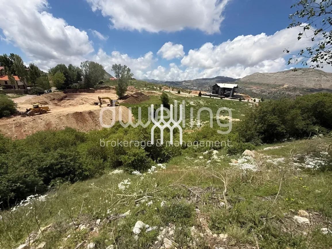 Land for sale in Kfardebian