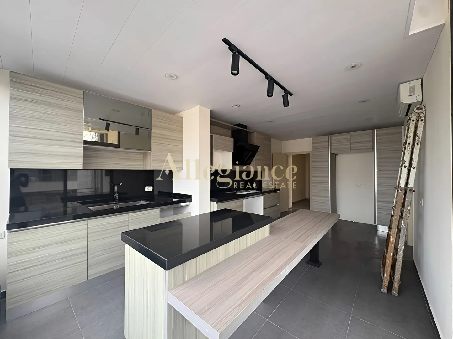 Apartment for sale in Hamra - 4 bed, 4 bath