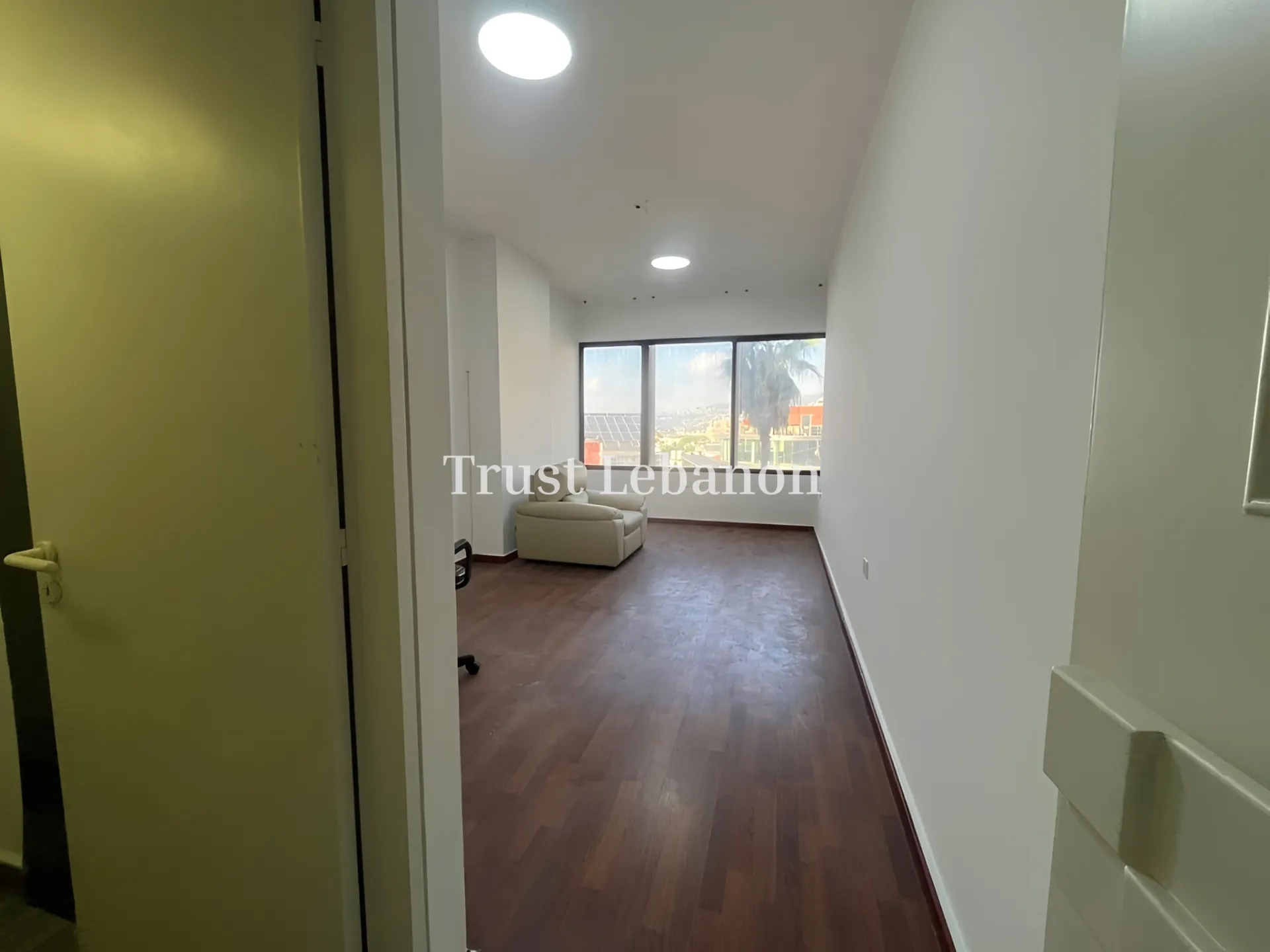 Office for rent in Mazraat Yachoua