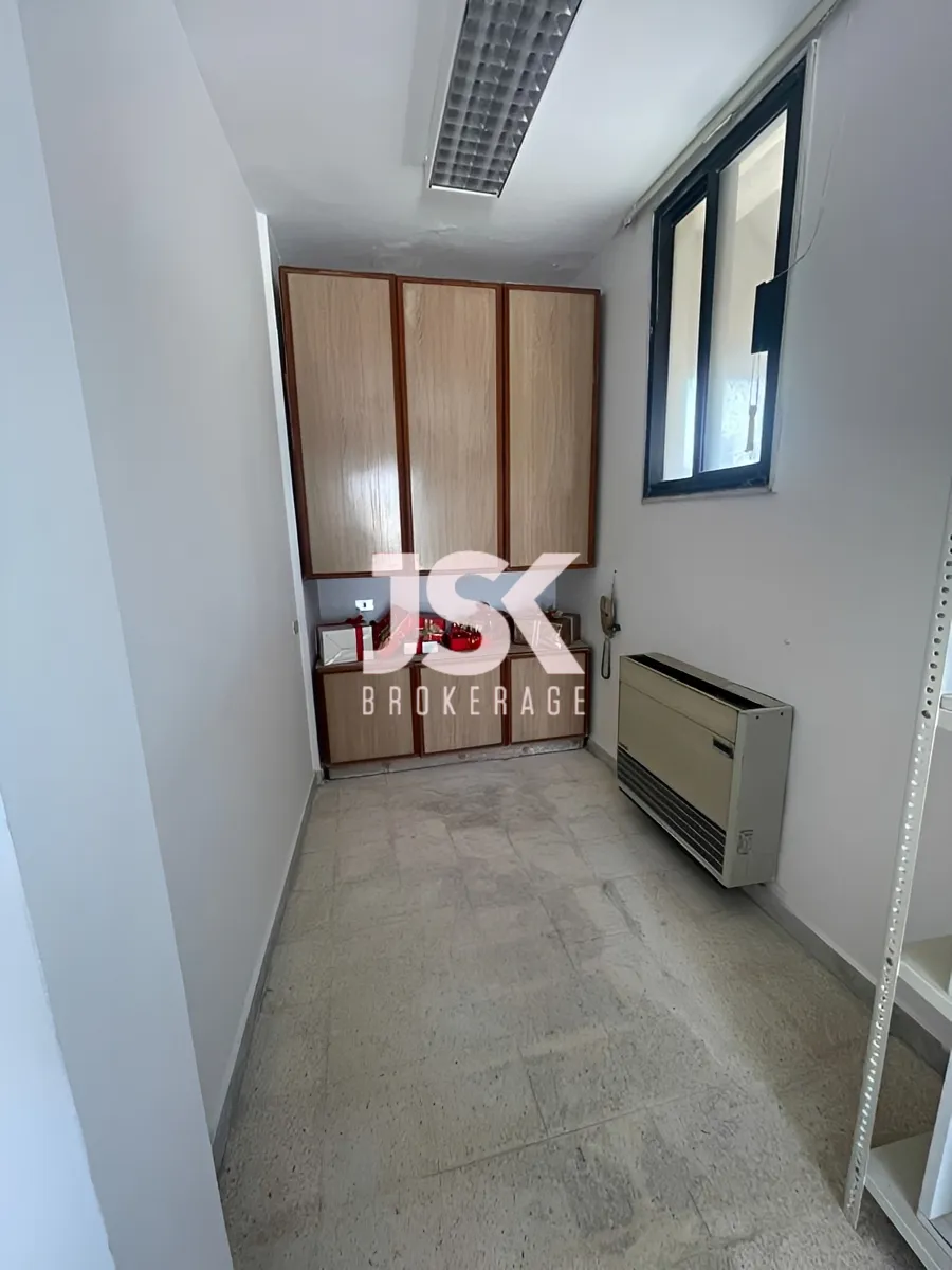 Office for rent in Hamra