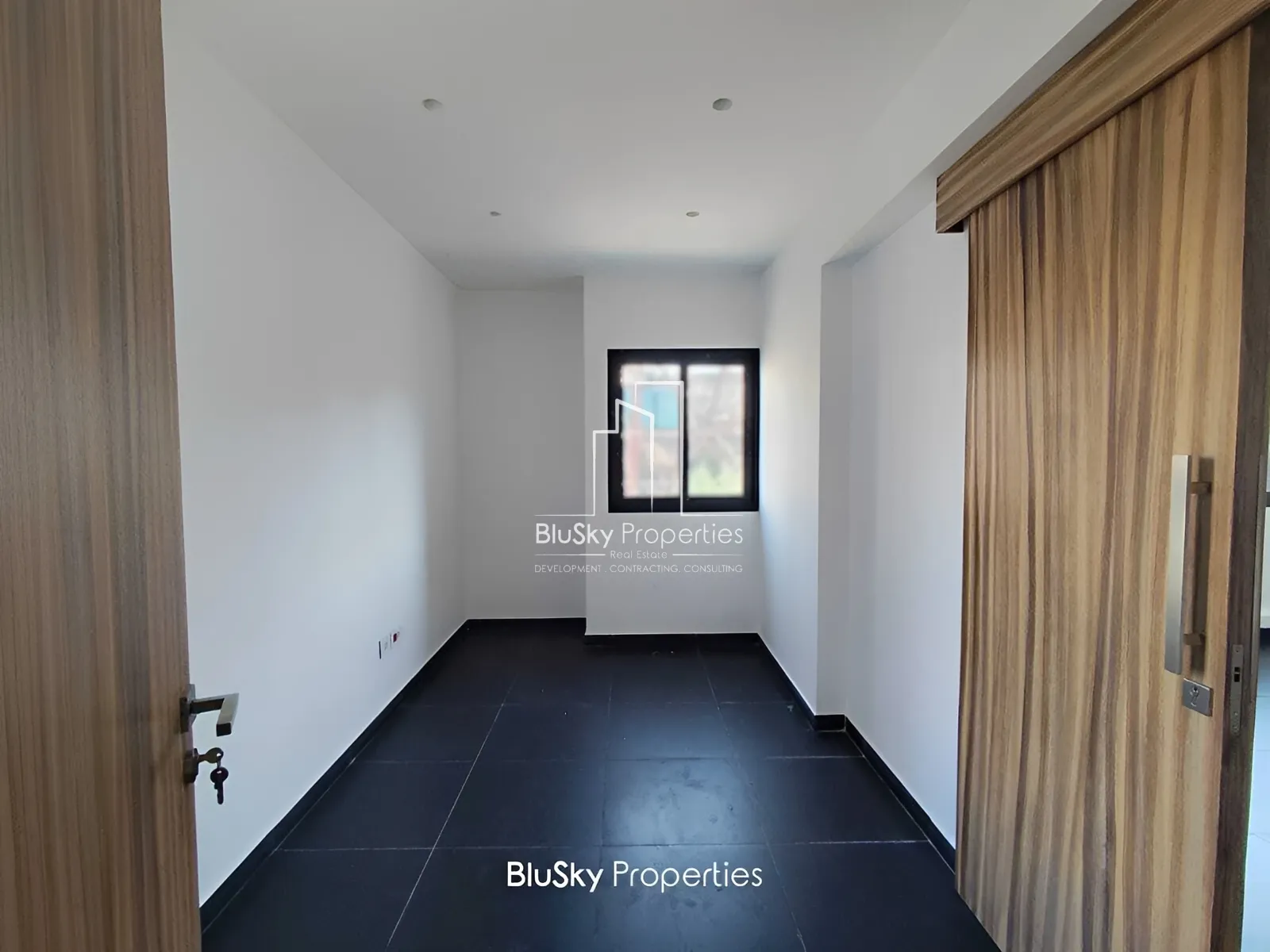 Office for rent in Adonis