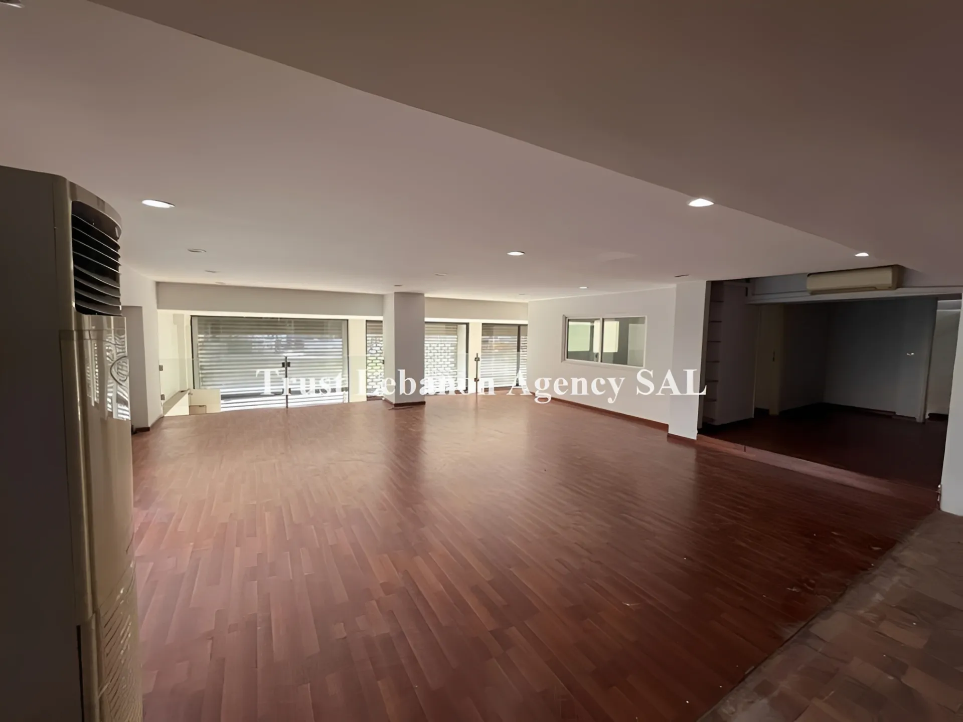 Commercial Property For Rent in Metn, Nahr El Mott