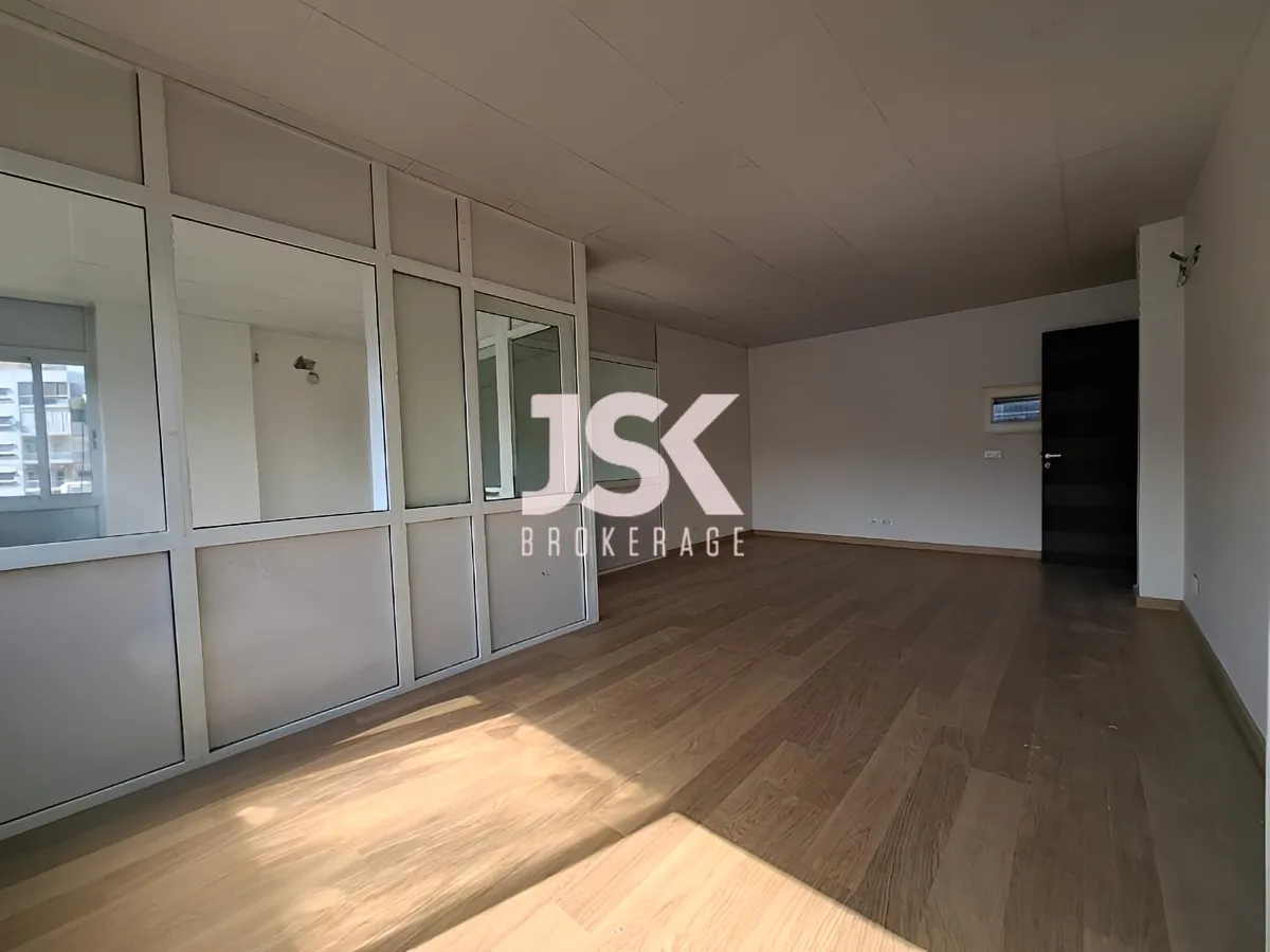 Office for rent in Adonis