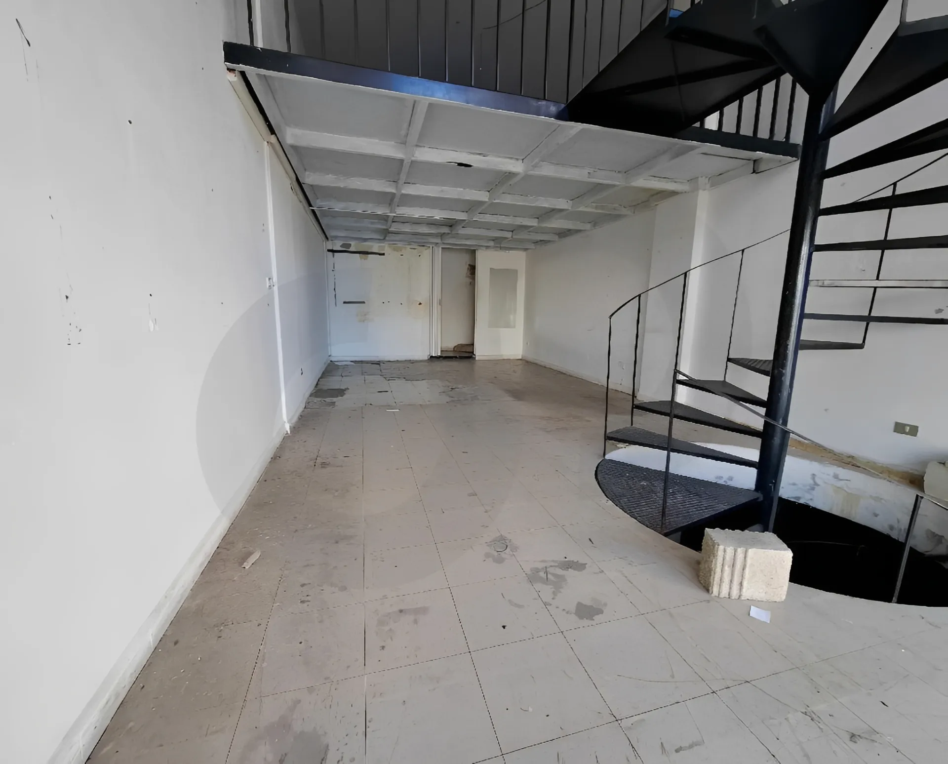 Shop for rent in Mestita