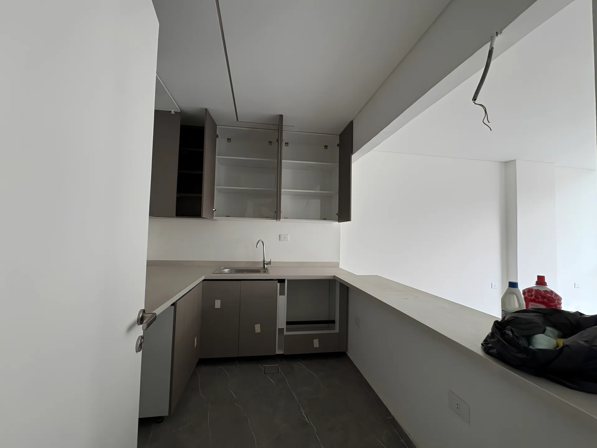 Apartment for sale in Ras al naba'a - 2 bed, 3.0 bath