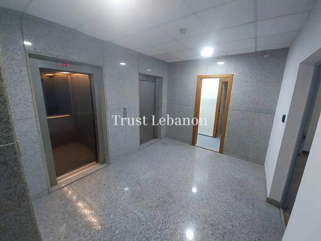 Office for rent in Horch Tabet