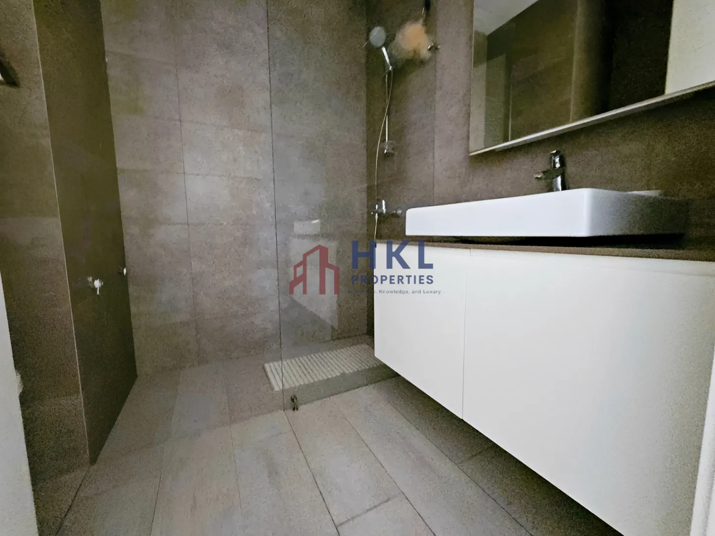 Apartment for rent in Ain Al Mraiseh, Beirut, Lebanon - 3 bed, 3 bath