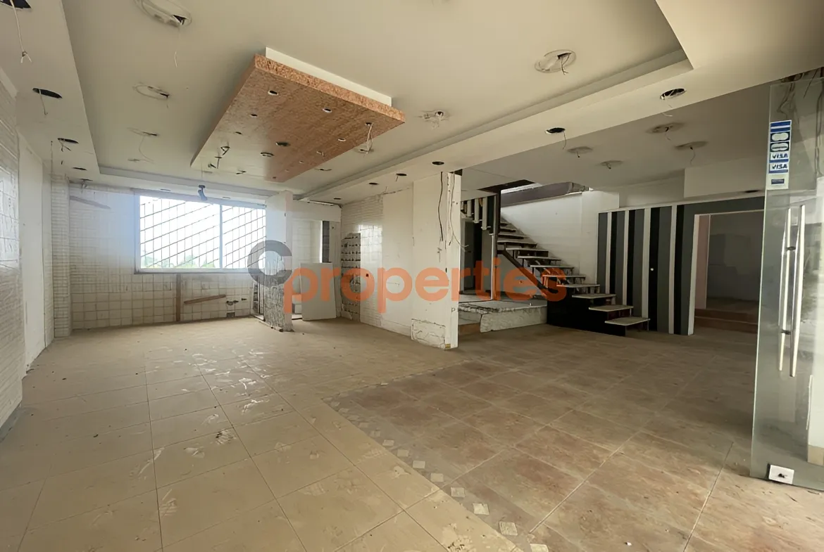 Showroom for Rent in Rayfoun
