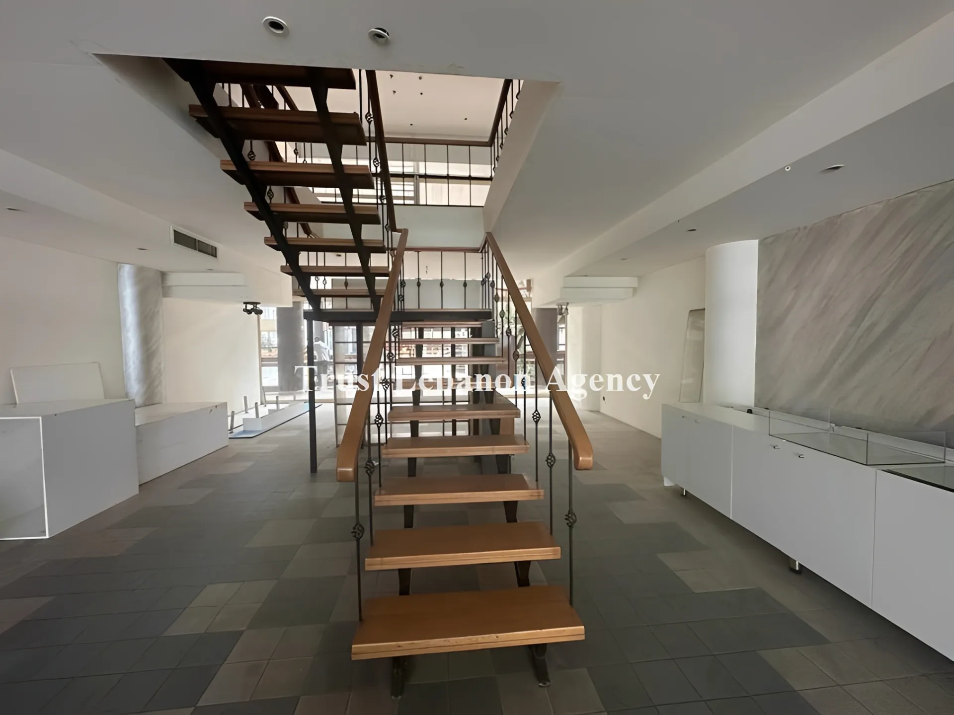 Shop for rent in Metn, Dekweneh