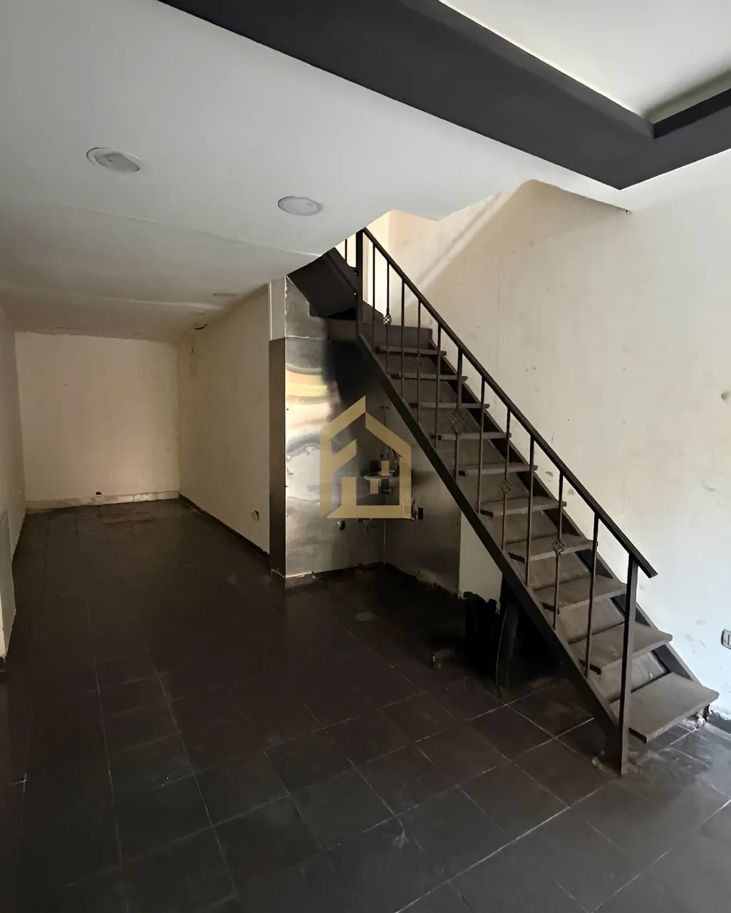 Shop for rent in Ras Al Naba'a, Beirut, Lebanon