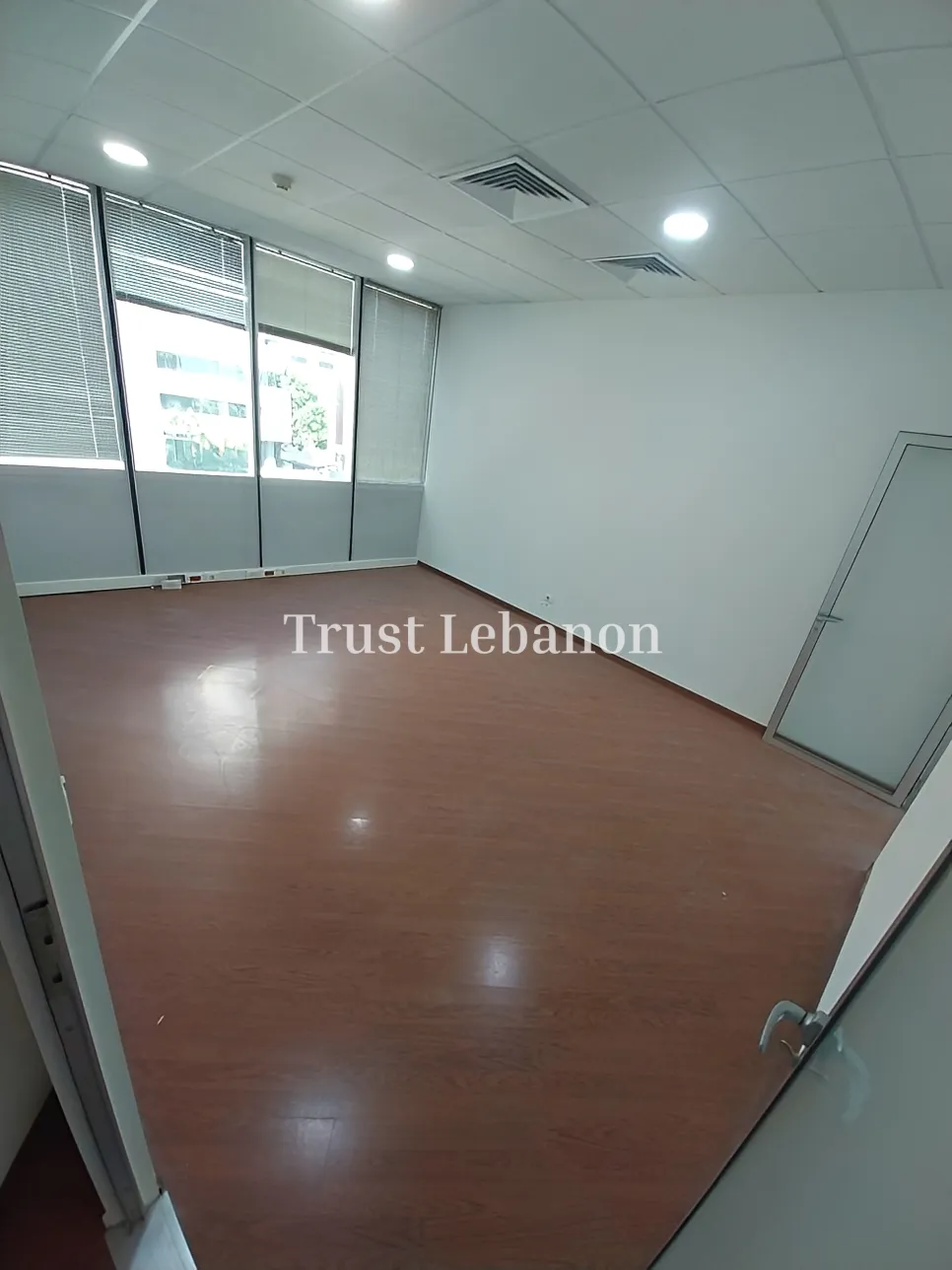 Office for rent in Horch Tabet