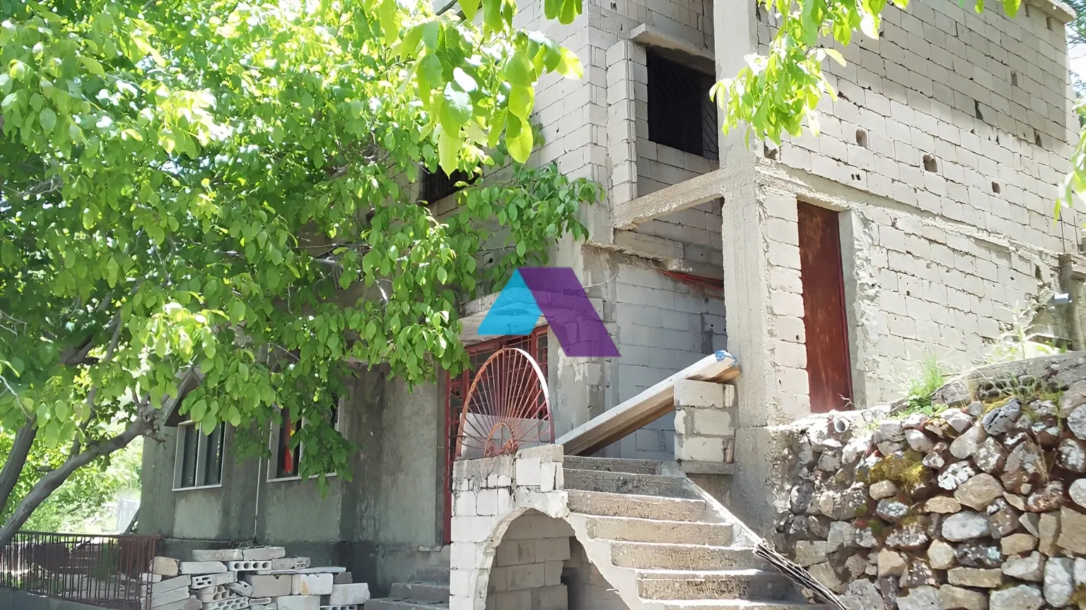 Building for Sale in Zaarour