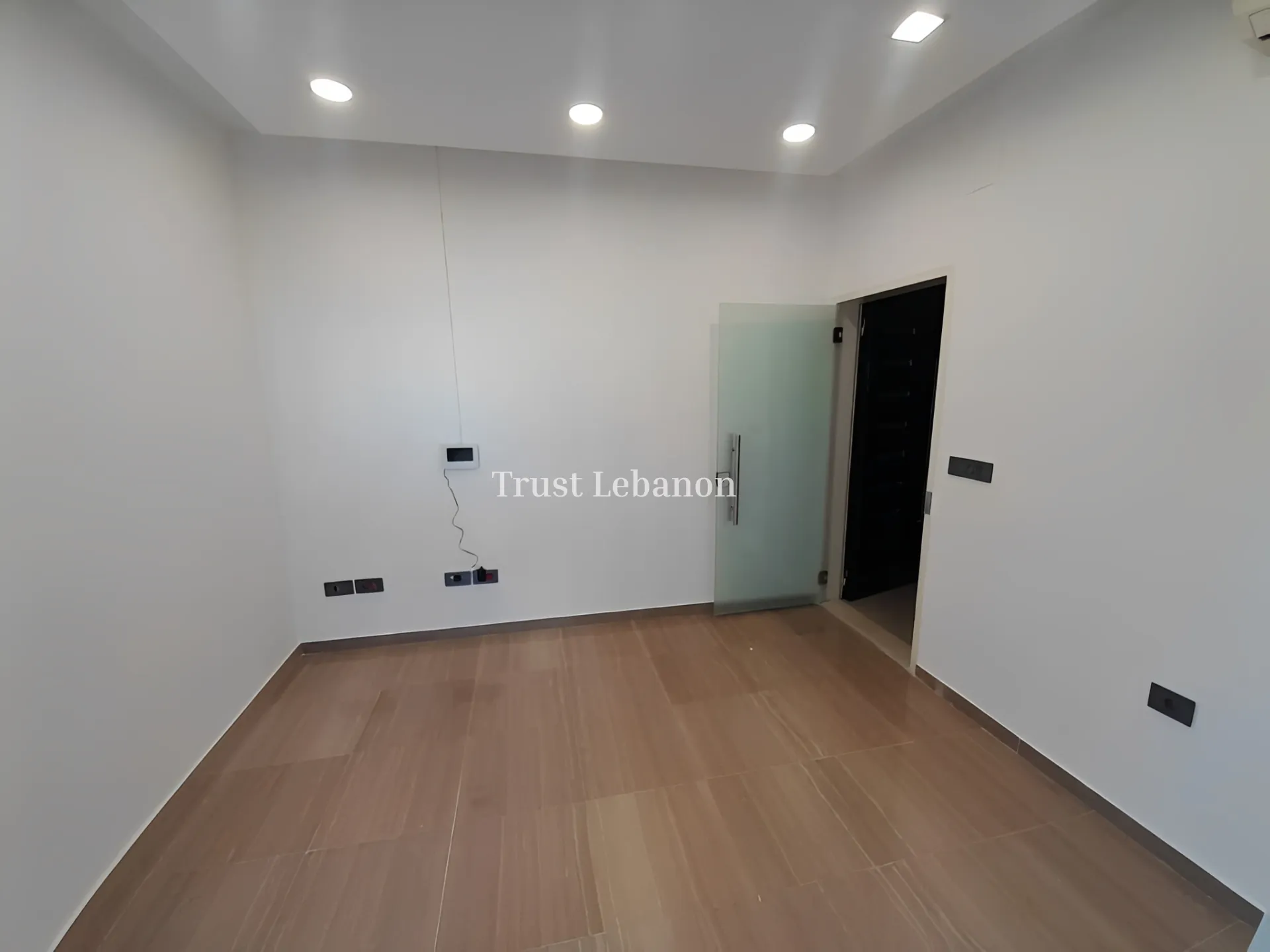 Office for rent in Forn El Chebbak, Lebanon