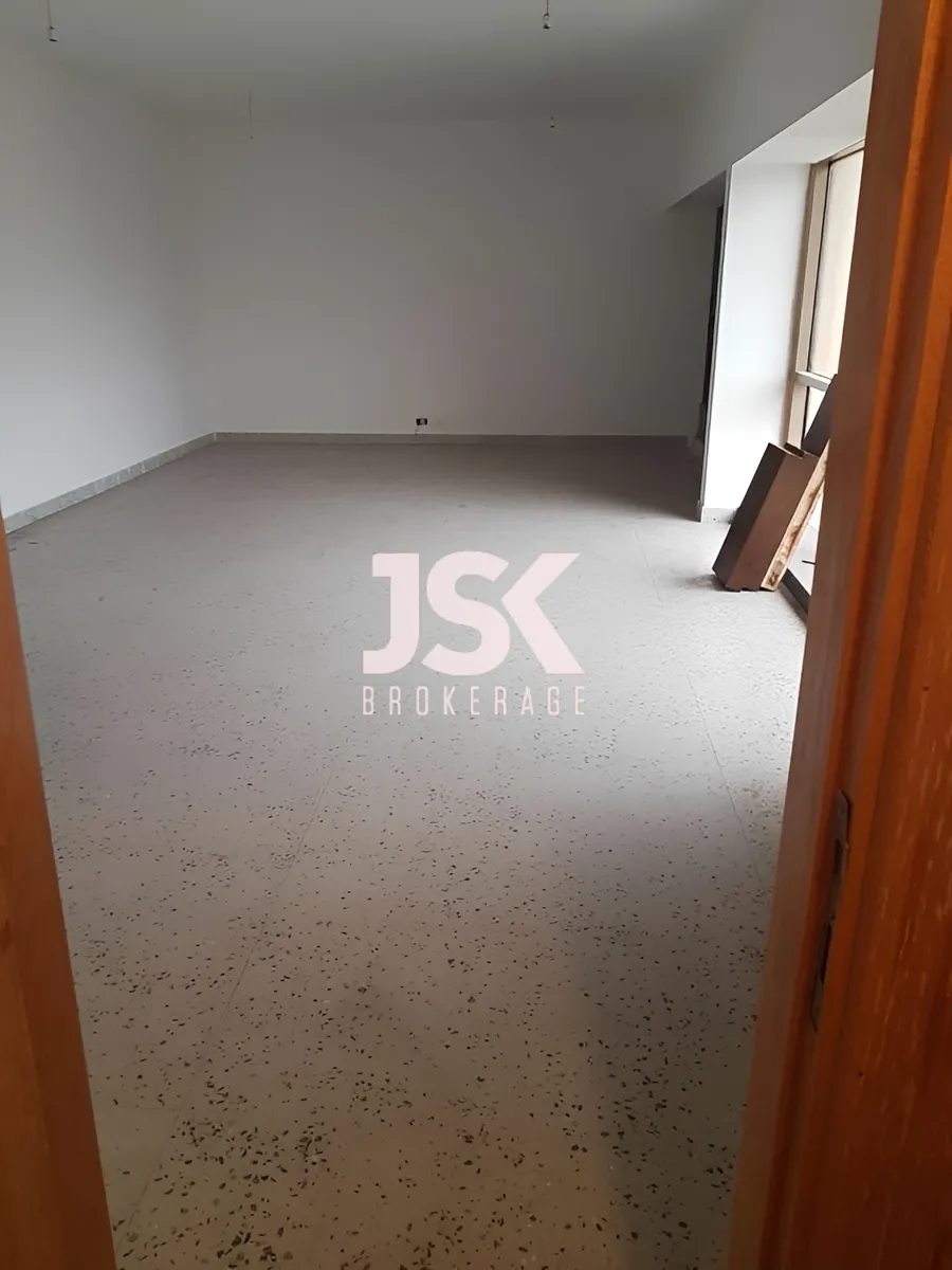 Office for rent in Forn El Chebbak