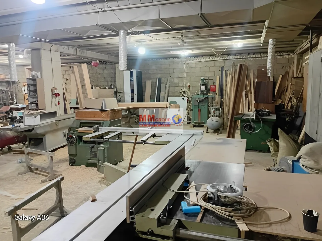 Warehouse for sale in Dekwaneh