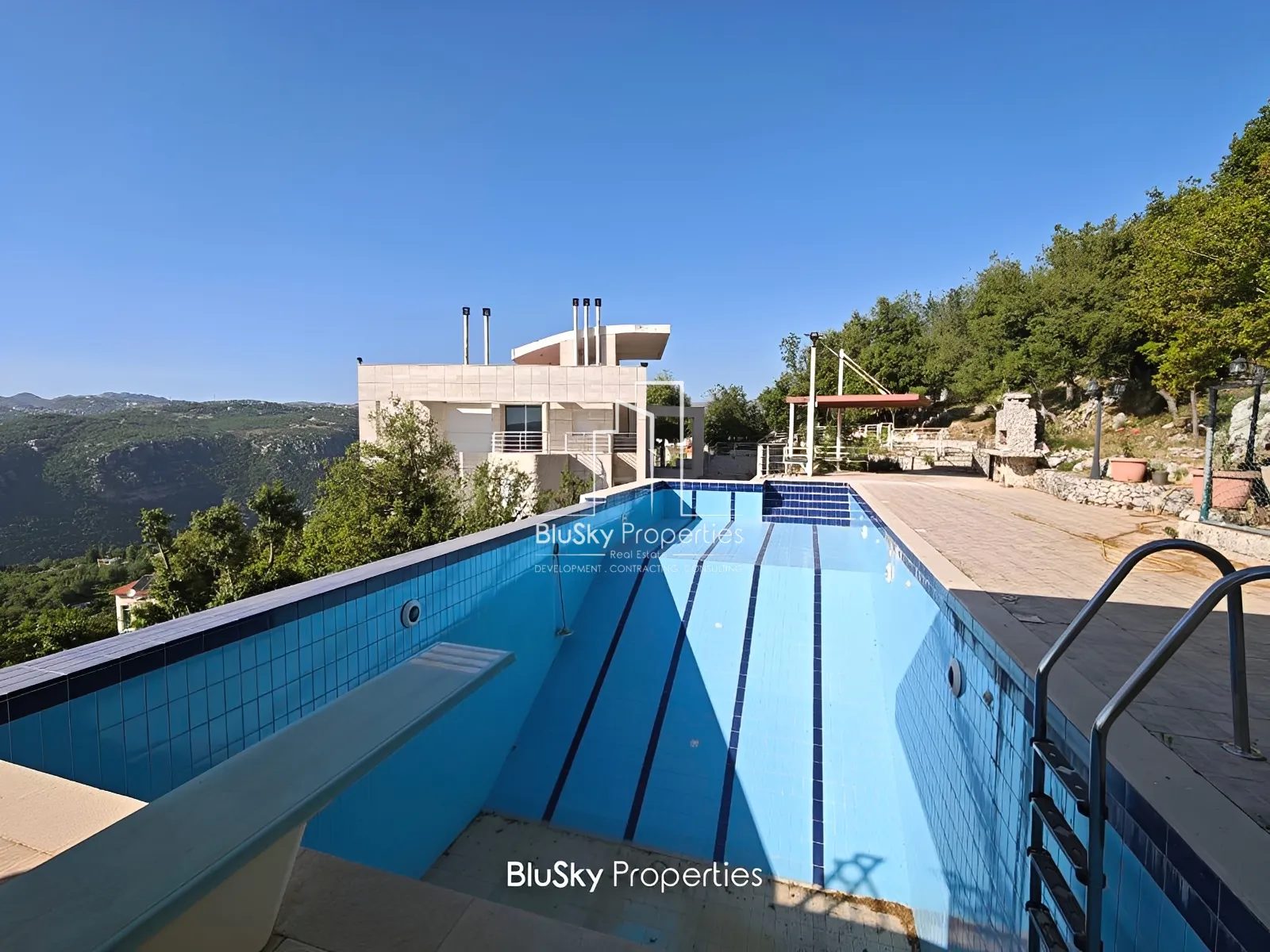 Villa for Sale in Baskinta - 6 bed, 8 bath