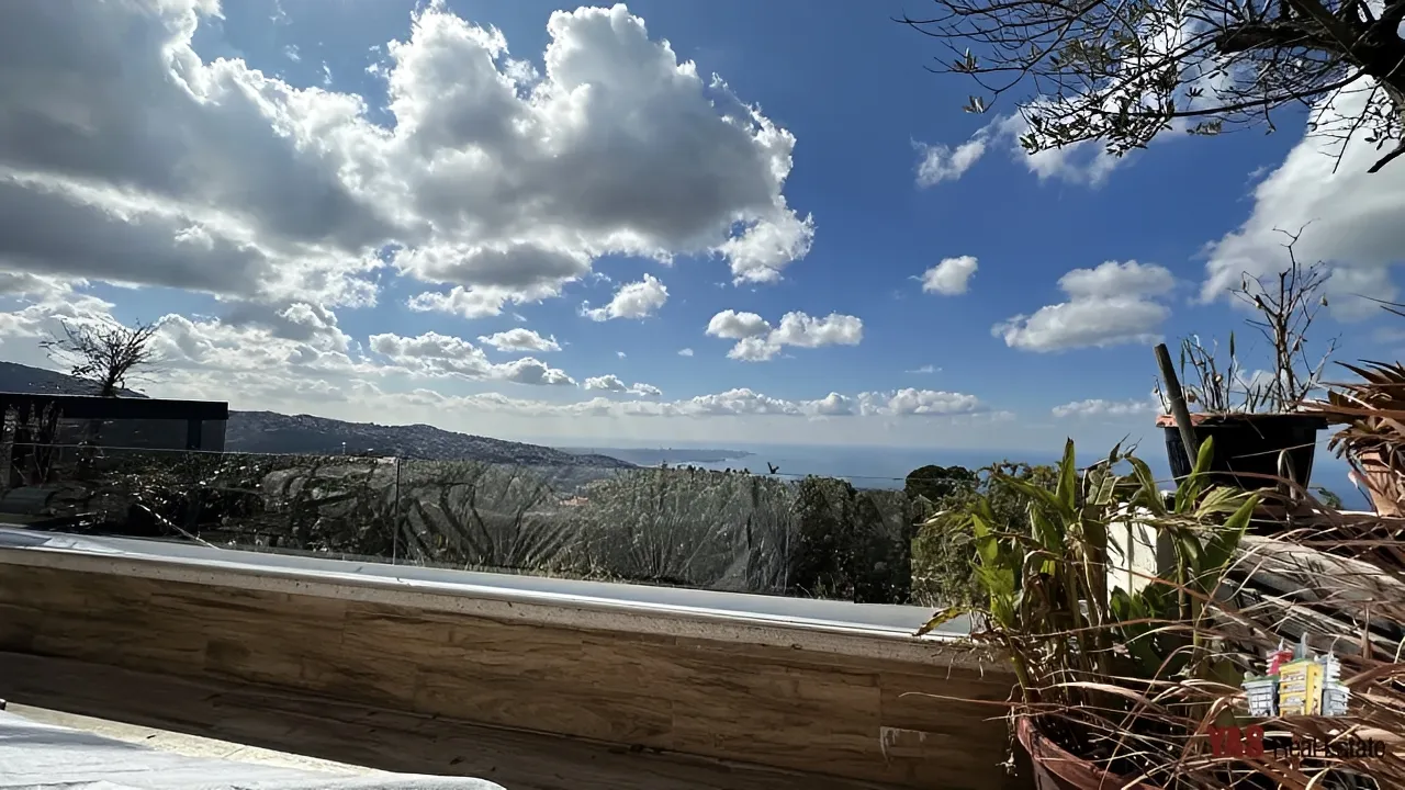 Apartment for Sale in Ballouneh - 3 bed, 5 bath