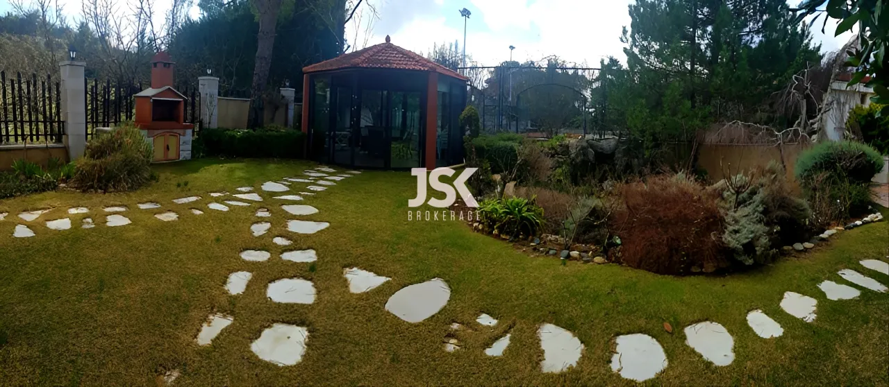 Villa for Sale in Rayfoun