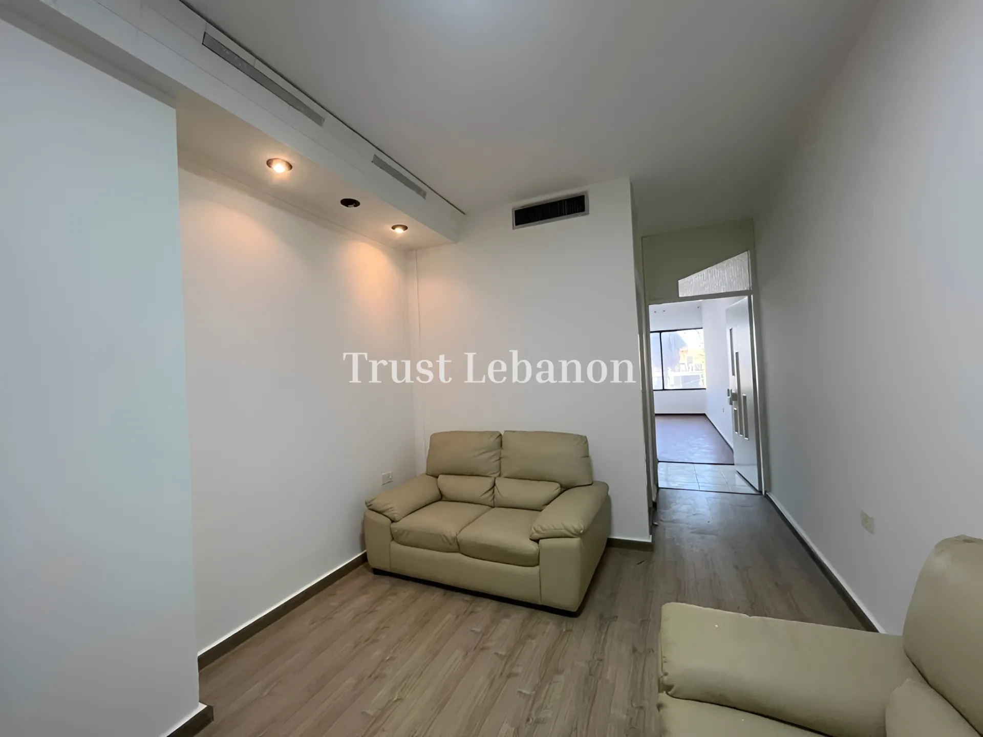 Office for rent in Mazraat Yachoua