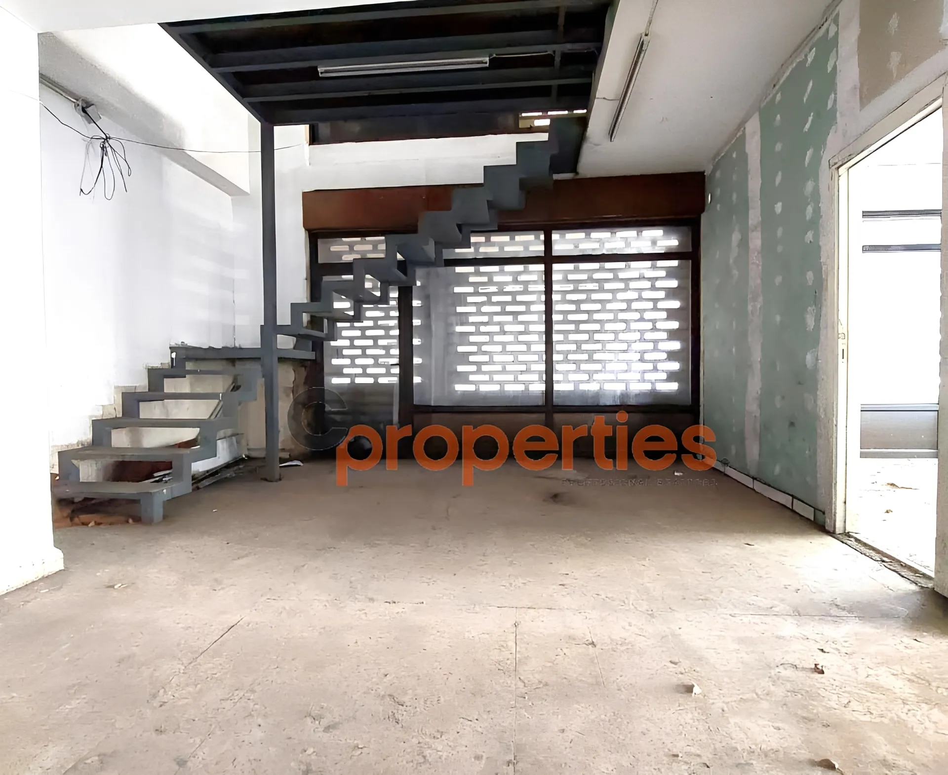 Showroom for Sale in Jdeideh