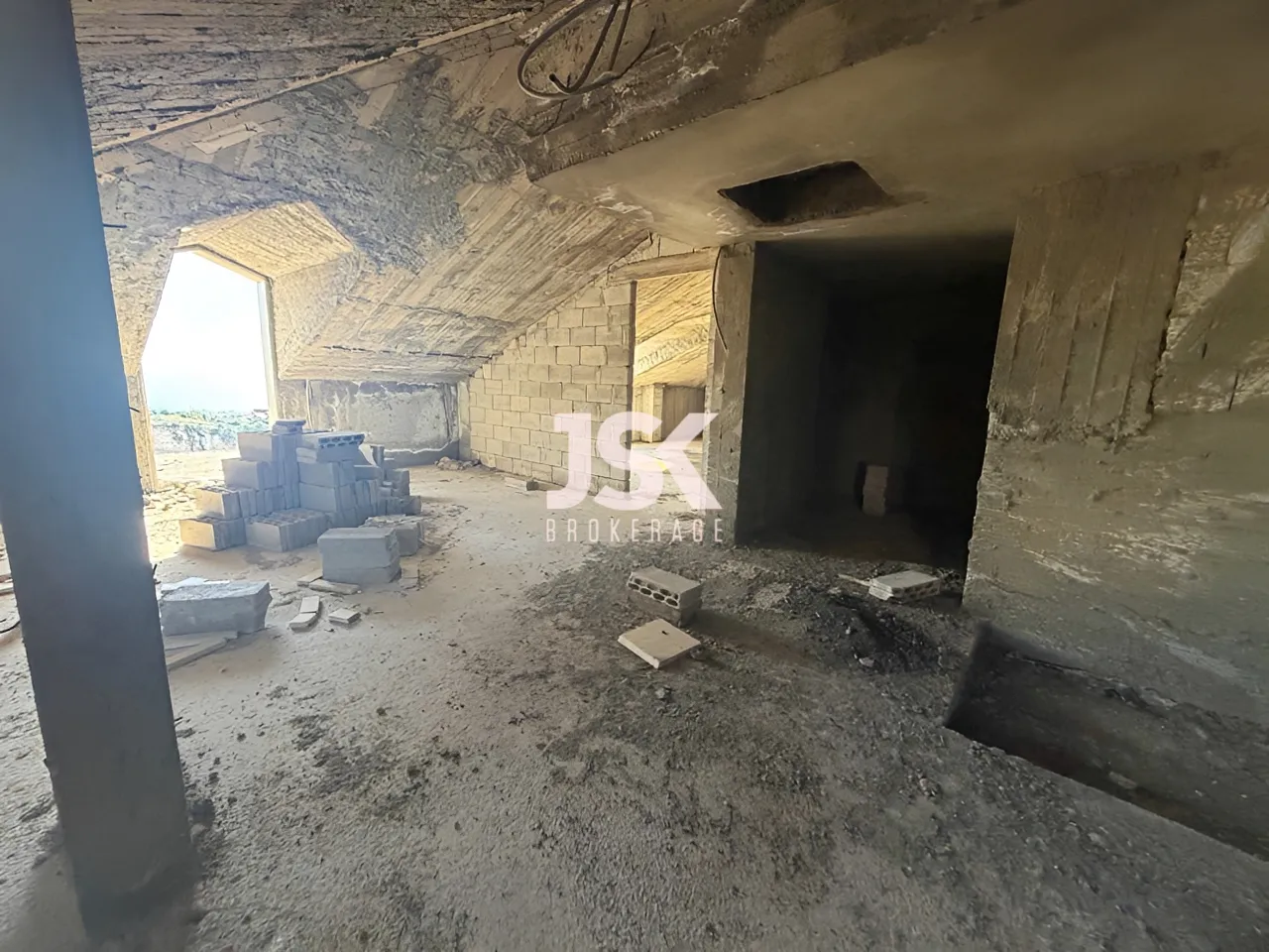 Building for Sale in Edde