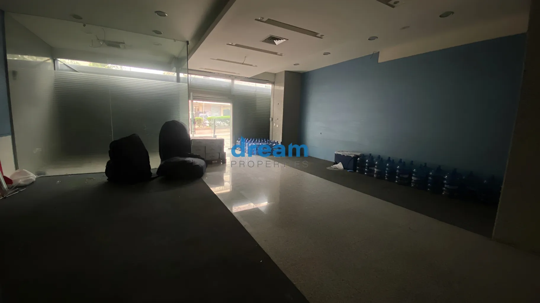 Showroom for rent in Horch Tabet