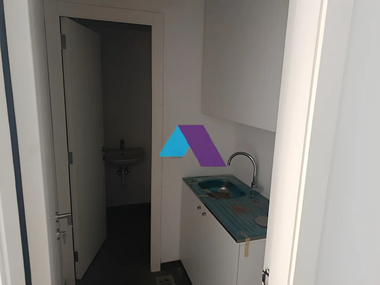 Office for Sale in Ain El Remmaneh
