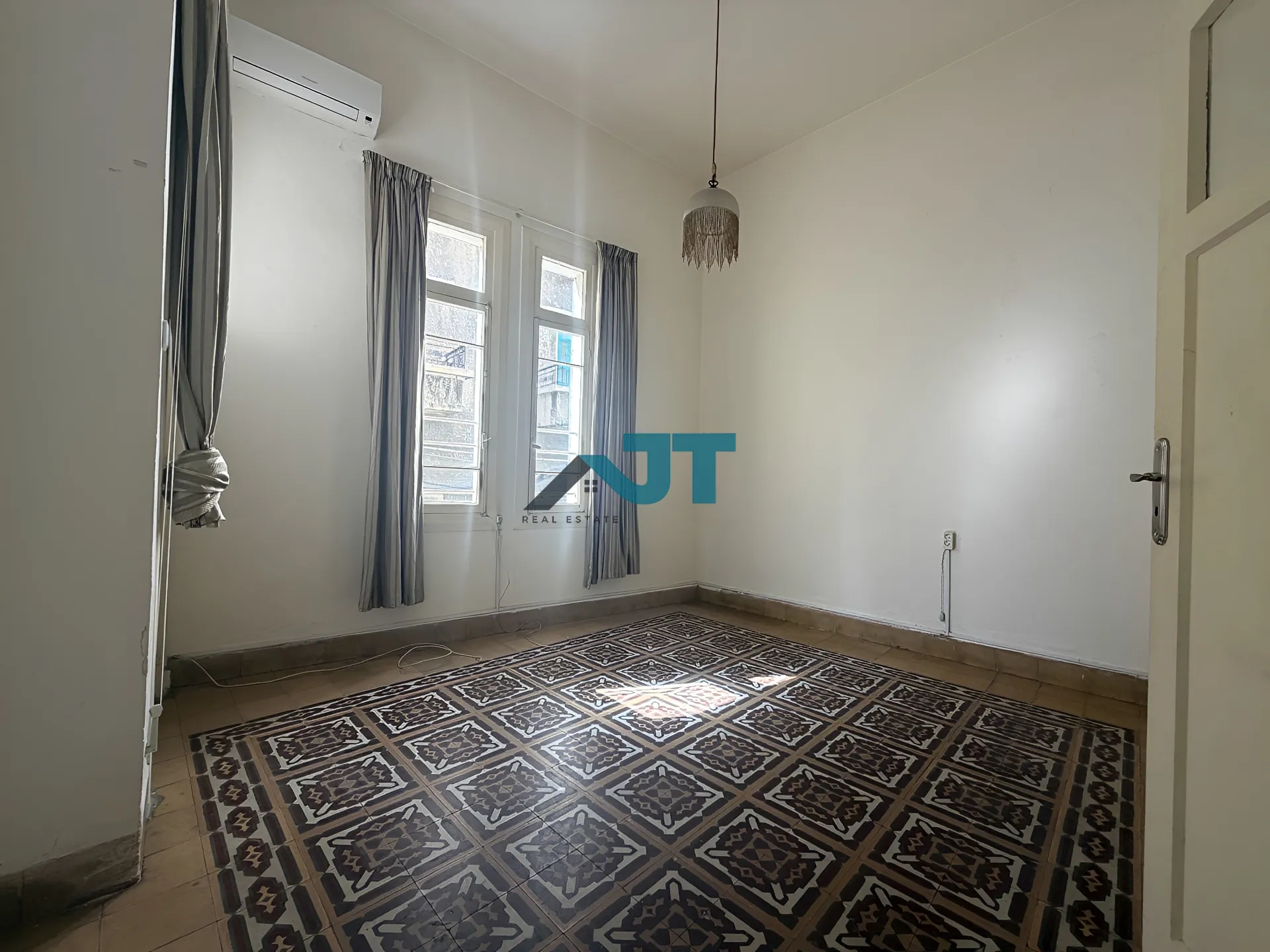 Apartment for rent in Caree d'or, achrafieh - 3 bed, 2.0 bath