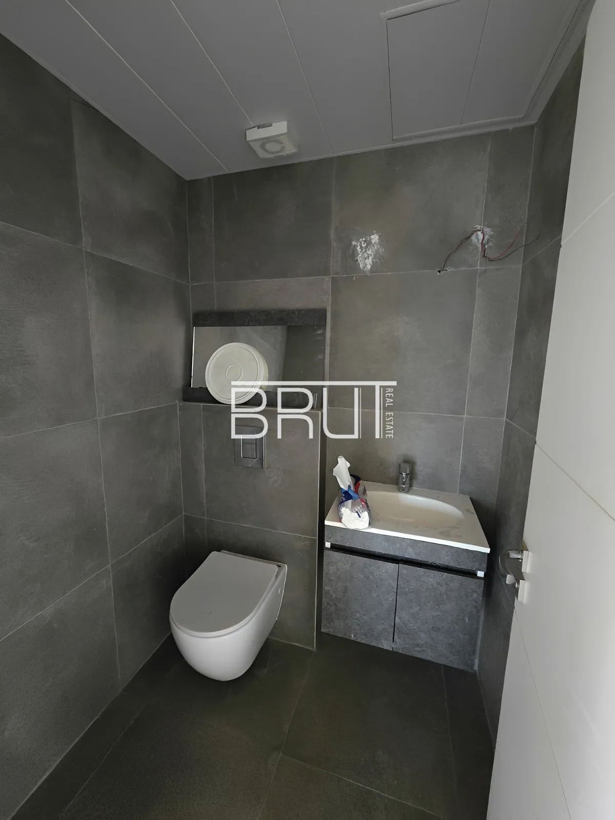 Duplex for Sale in Bouar - 3 bed, 4 bath