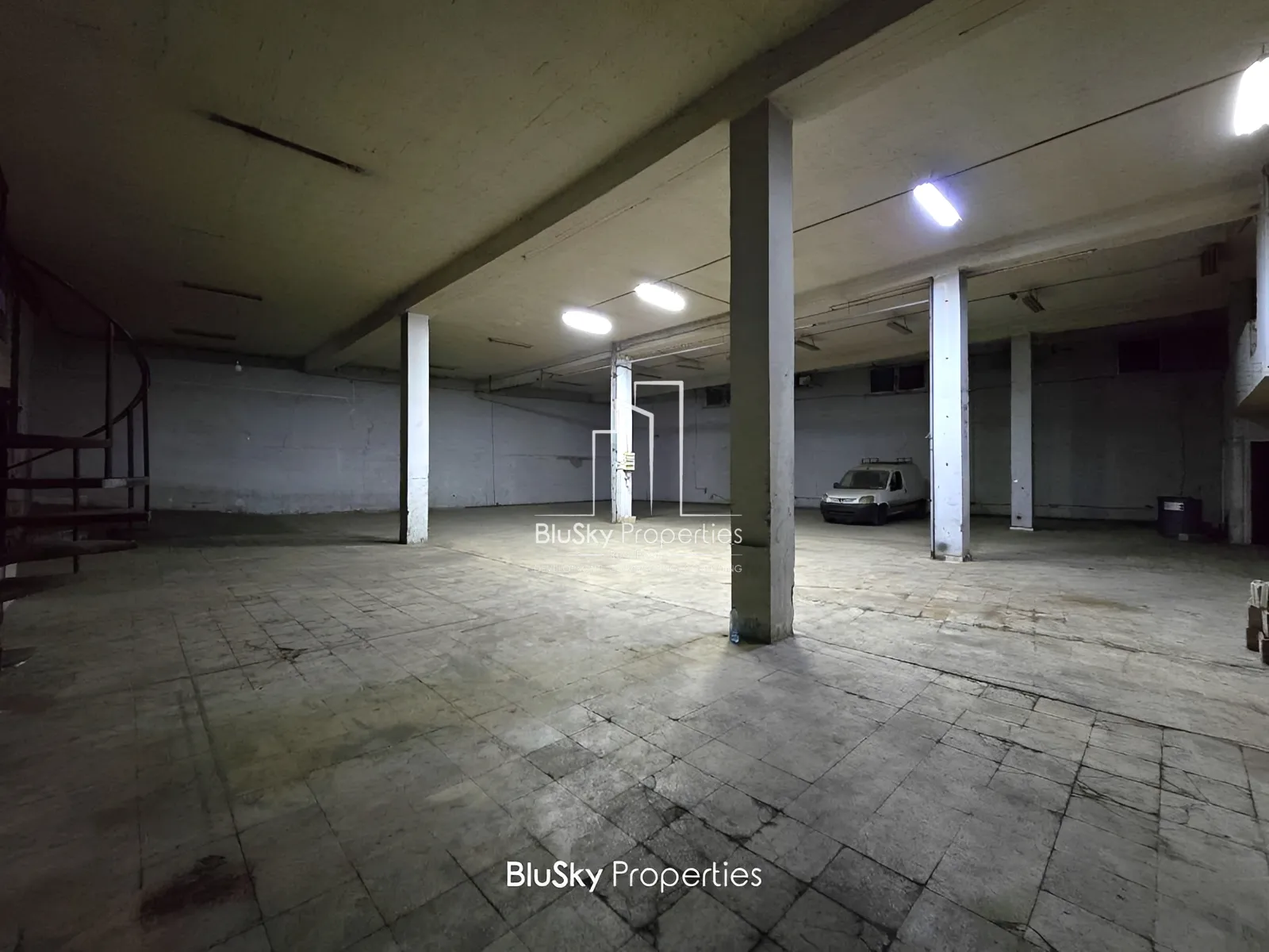 Warehouse for sale in Dekwaneh