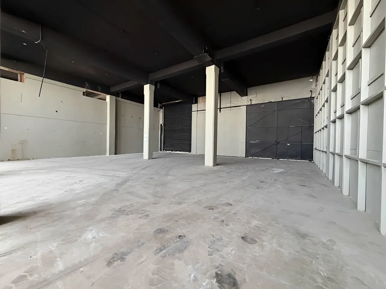 Showroom for Rent in Adonis