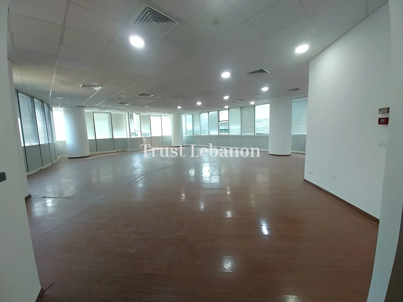 Office for rent in Horch Tabet