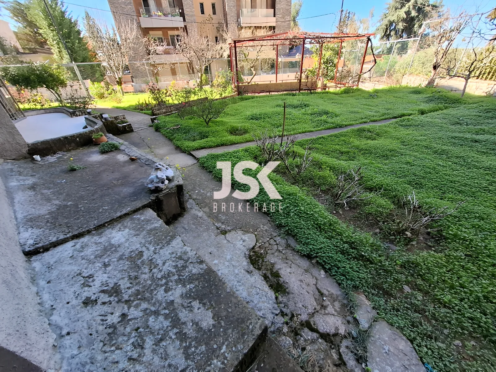 Building for Sale in Ballouneh
