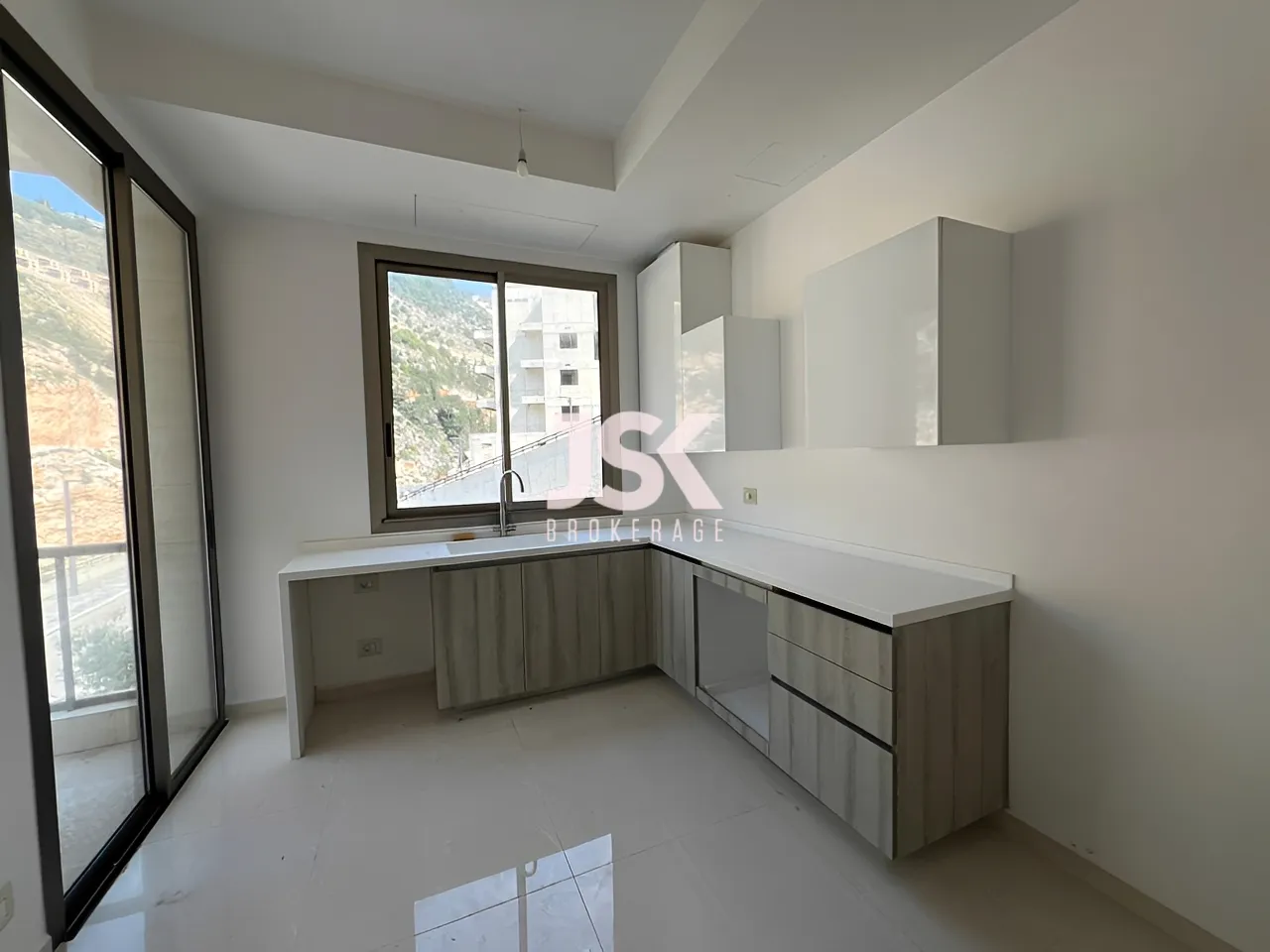 Apartment for Sale in Adma w Dafnah - 3 bed, 4 bath