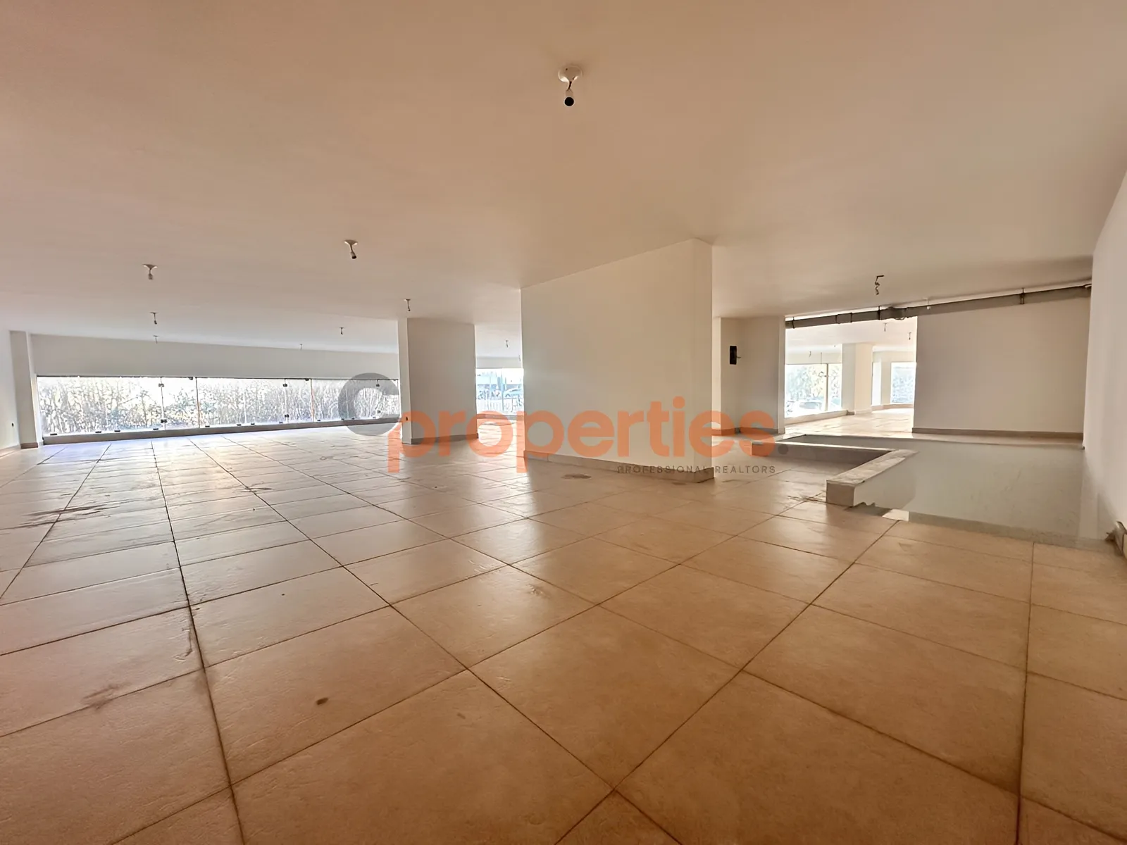 Showroom for Sale in Unesco