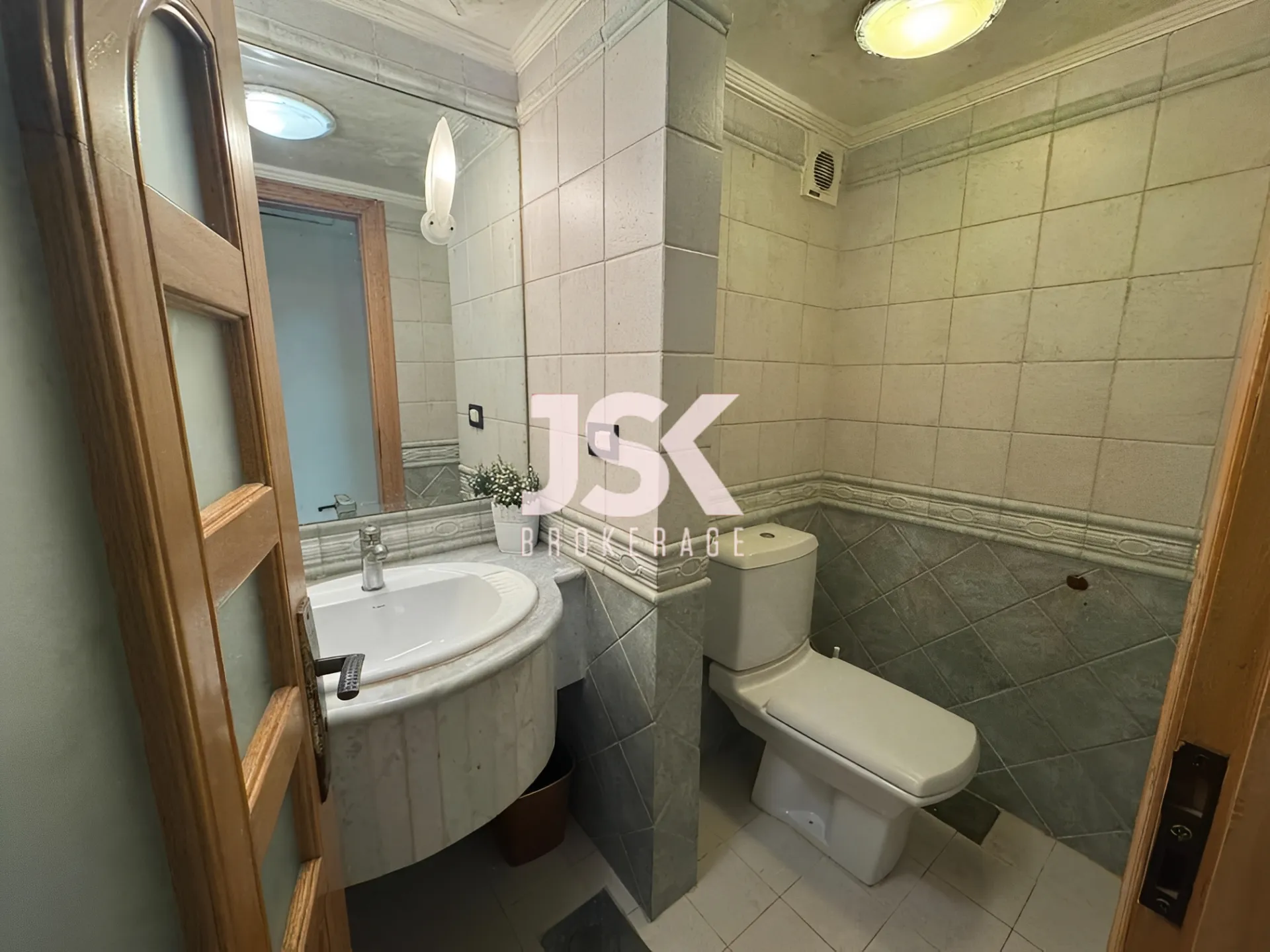 Apartment for Sale in Ramlet El Baida, Bayrut, Lebanon