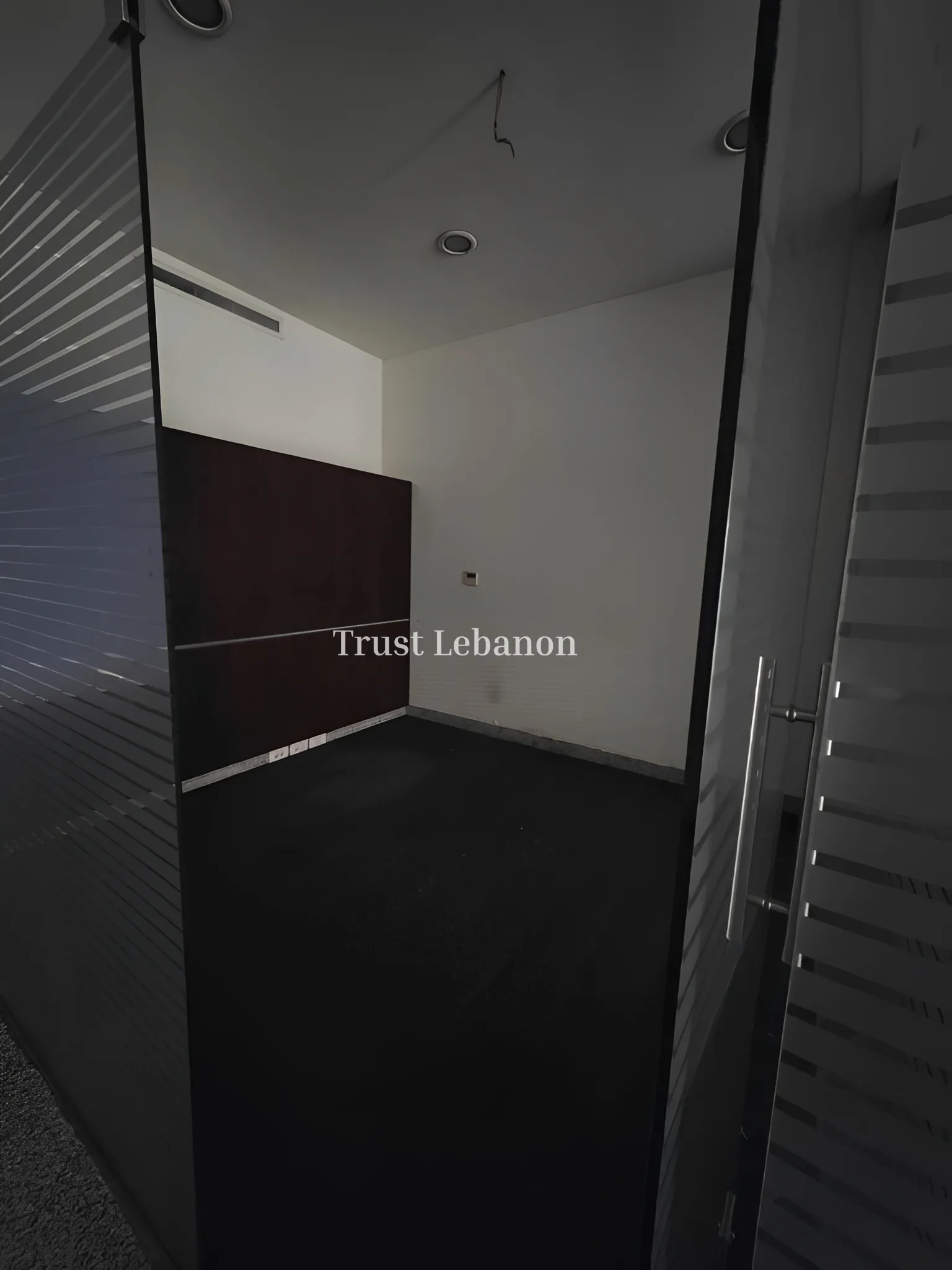 Showroom for rent in Horch Tabet