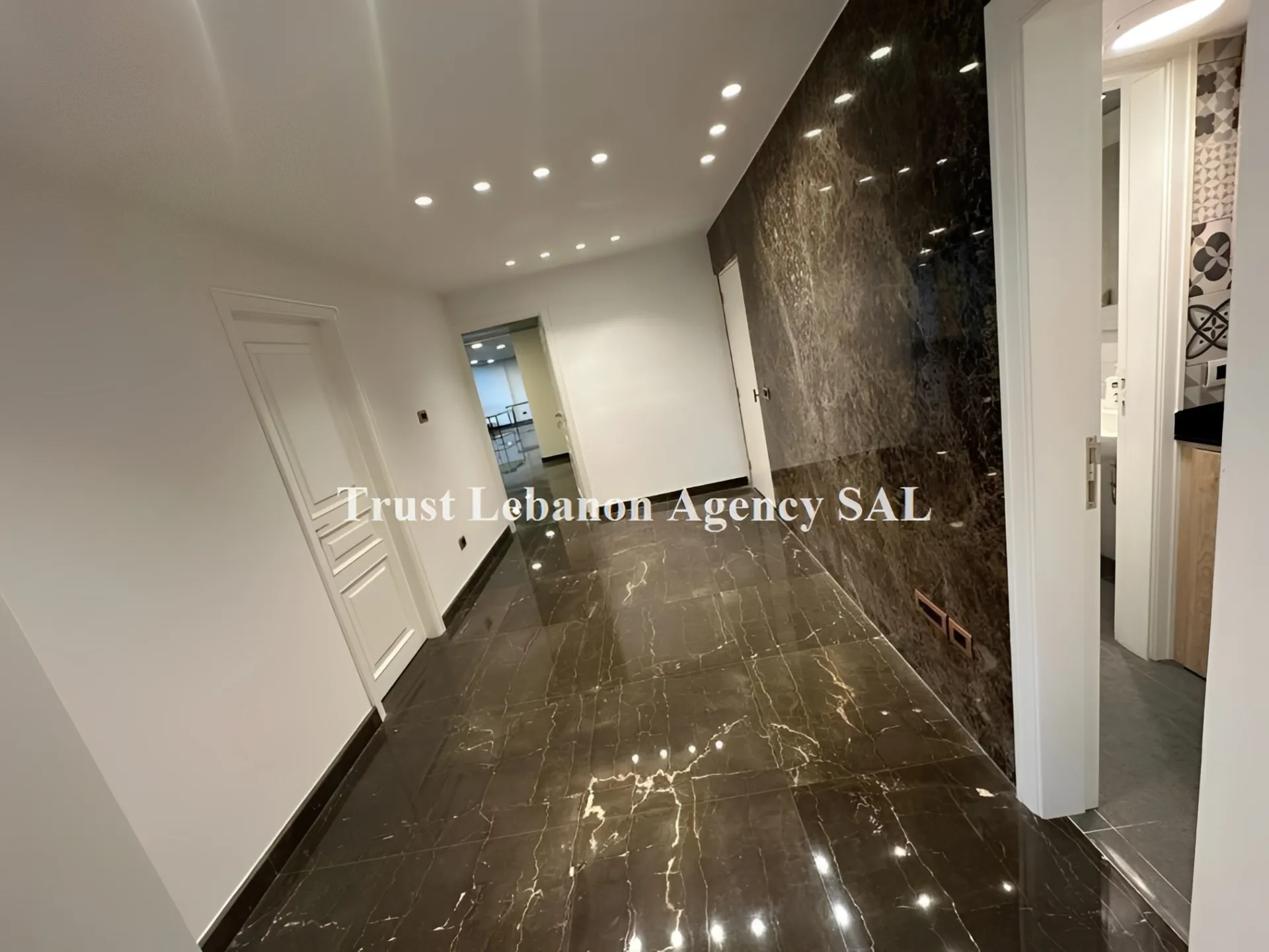 Office for rent in Metn, Dekweneh