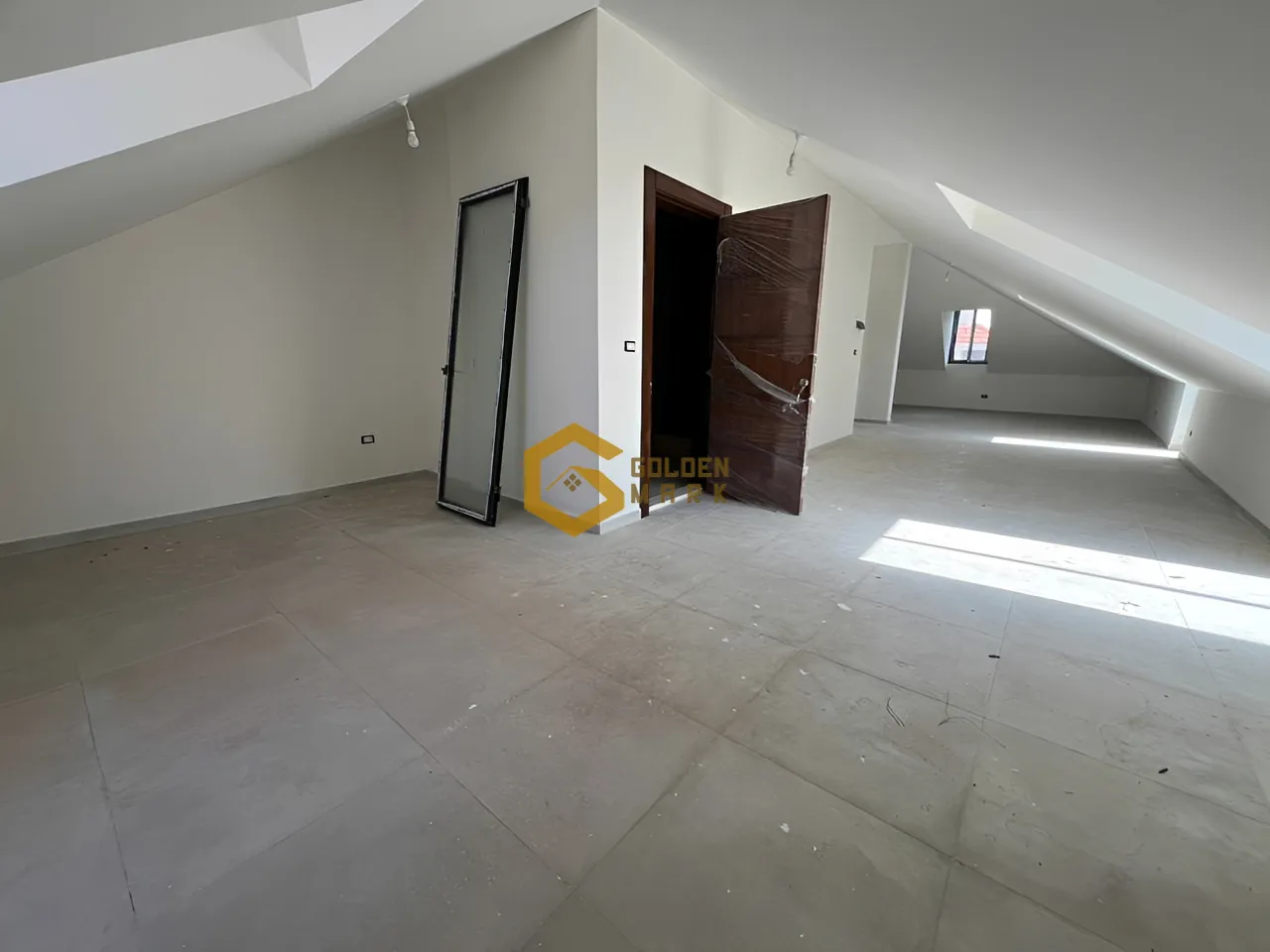 Duplex for Sale in Bouar - 2 bed, 3 bath