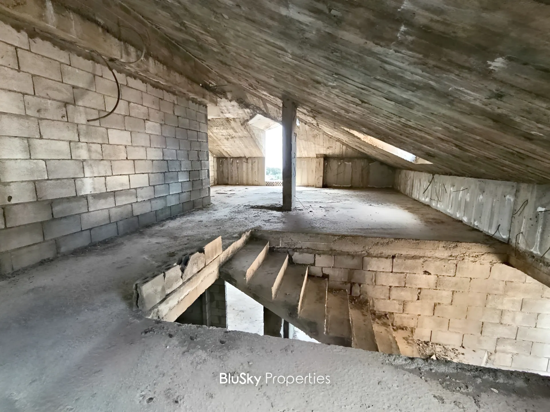 Building for Sale in Edde