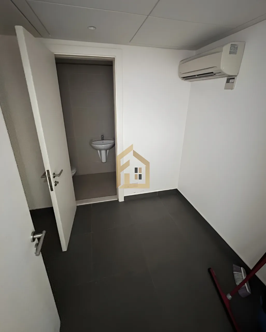 Apartment for sale in Ramleh Al Bayda, Beirut, Lebanon - 4 bed, 6 bath