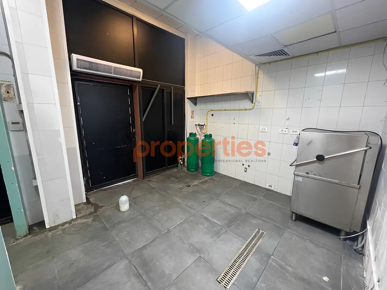 Restaurant for Rent in Saifi Village