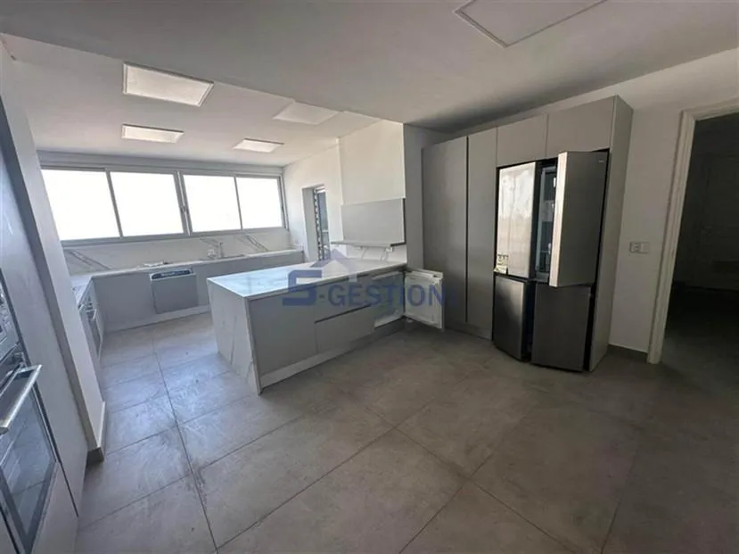 Apartment for Rent in Achrafieh - 4 bed, 6 bath