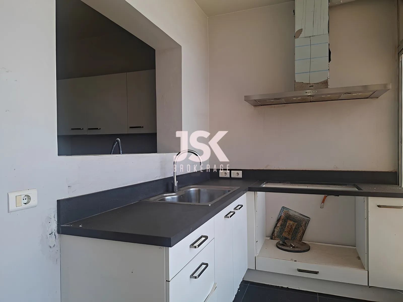 Apartment for Sale in Ramlet El Baida