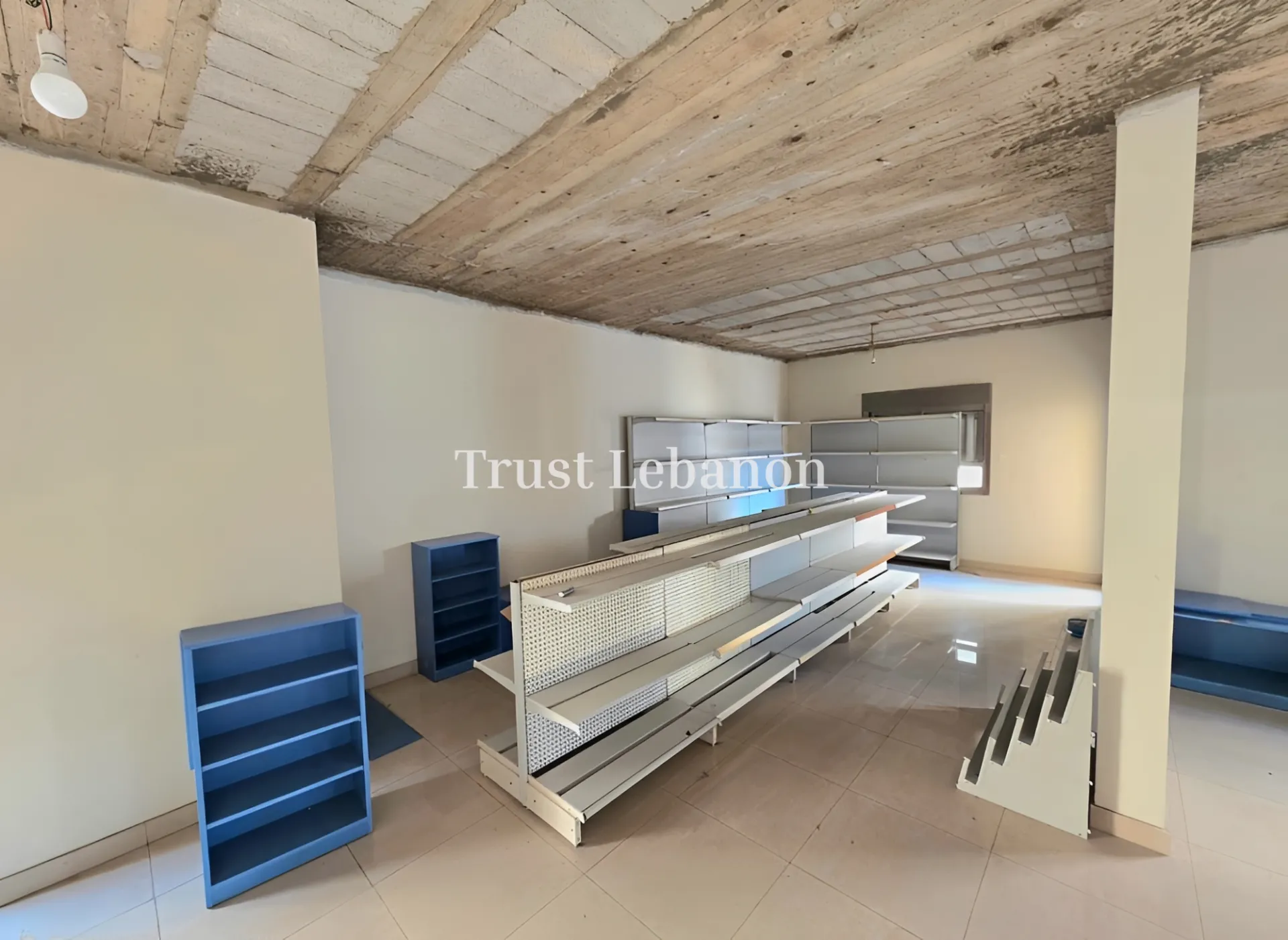 Showroom for rent in Hazmieh