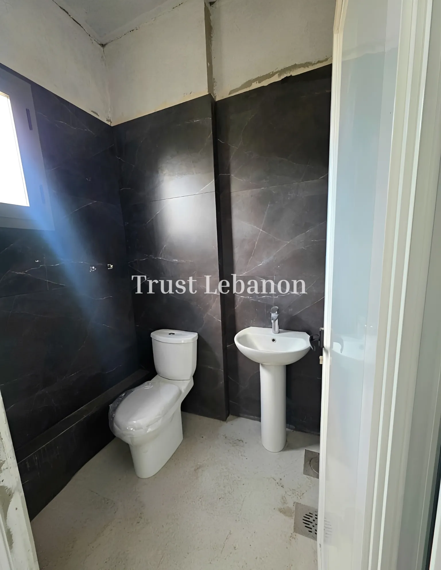 Shop for rent in Dekwaneh